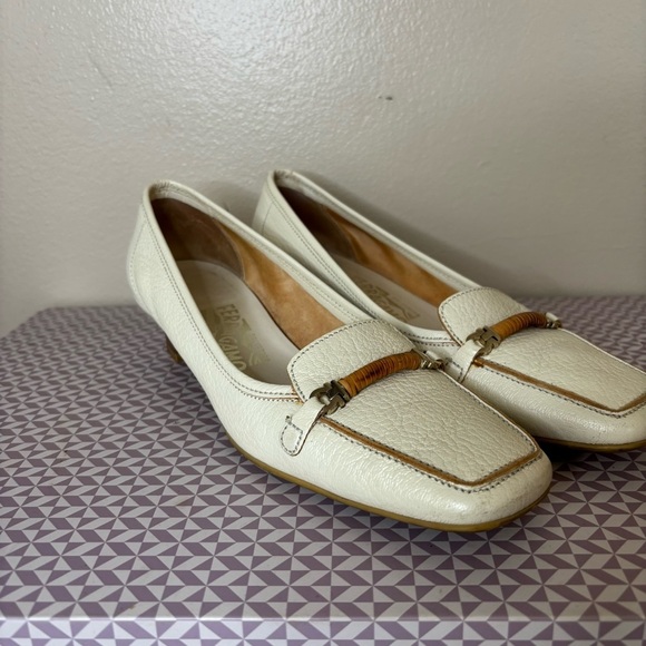 Vintage Ferragamo kitten heel horse bit loafer cream leather 7.5 - Picture 3 of 11
